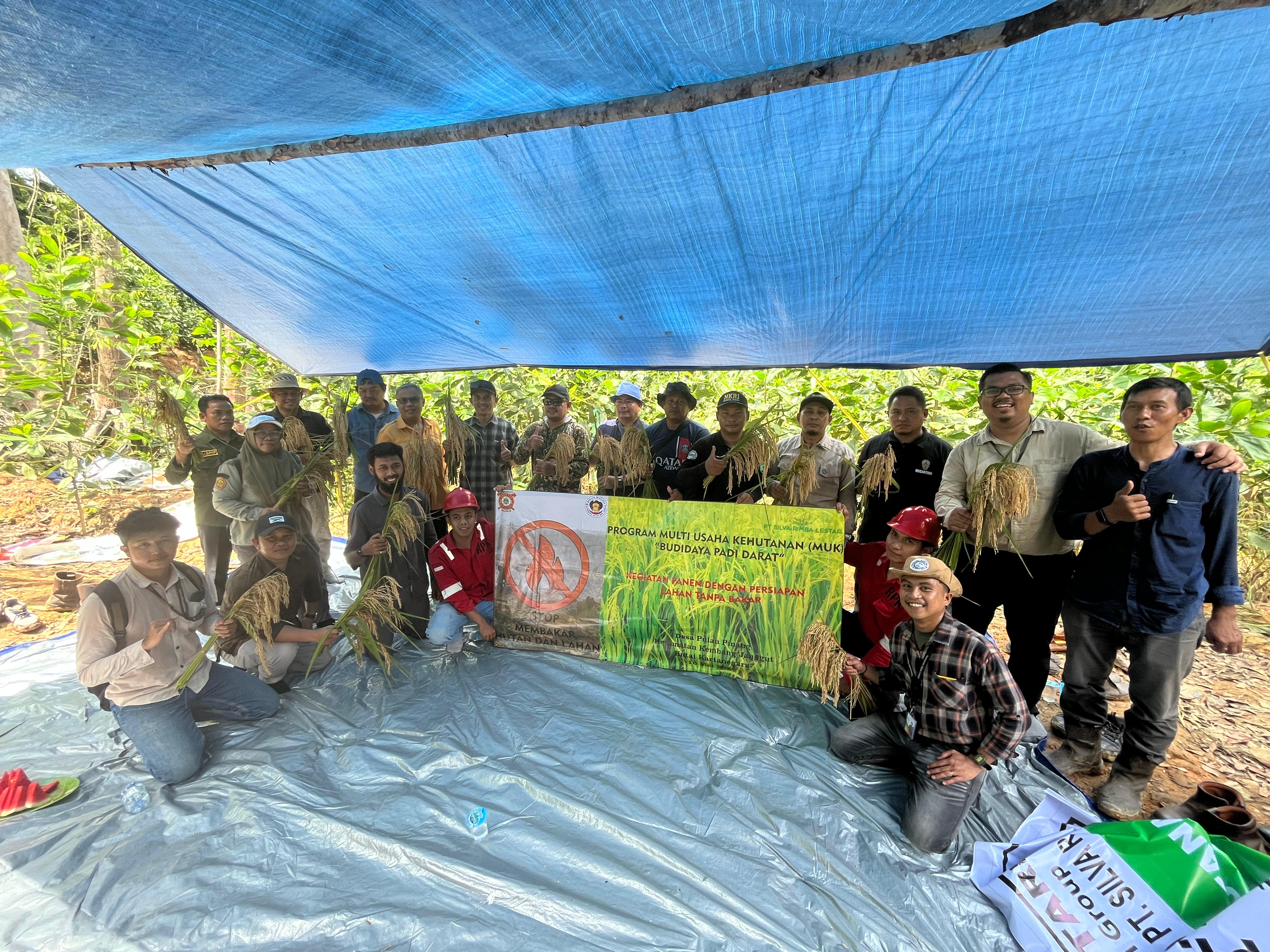 Foto Bersama Pada Kegiatan Panen MUK SRL (Dengan Spanduk Himbauan Bertani Dengan Persiapan Lahan Tanpa Bakar)